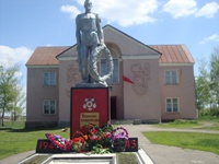 ДК с.Казачка, памятник воинам-землякам.JPG